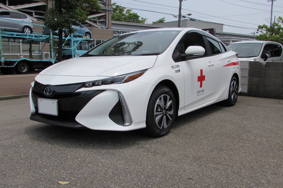 日本赤十字社へ車両3台を贈呈 | お車のことなら石川トヨペットカローラで