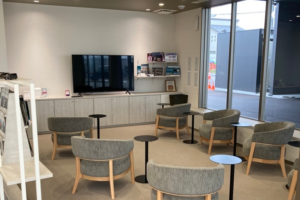 小松白嶺店内